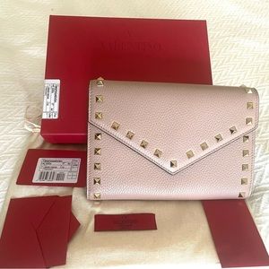 Rockstud V-Flap Calfskin Leather Wallet on a Chain in color “ Poudre”